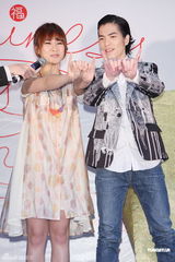 组图：萧敬腾助阵邓福如签唱会现场送大礼