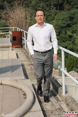 组图：李泽楷衬衫西裤现身拜祭祖先