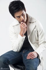 组图：赵文浩拍白衣写真 帅气与个性并存