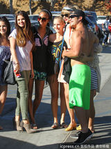 组图：小天后斯威夫特与戈麦斯相约出街