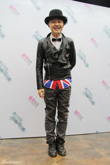 组图：包贝尔演绎英伦风 戴礼帽自嘲魔术师