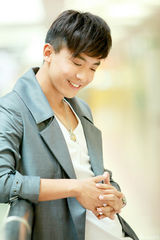 组图：李佳航阳光帅气 职场精英西装写真