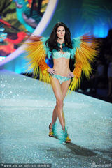 组图:维密年度大秀开幕泰勒献唱 众超模T台斗艳