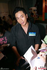 组图：张智霖亮相《冲2》庆功会 吴卓羲显老相