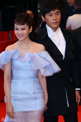 伊能静秦昊柏林挽手走红毯 戴情侣对戒动作亲昵