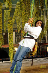 高清图：乌比-戈德堡百老汇演歌剧 造型夸张独特