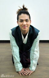 组图：韩团TeenTop迎新年韩服写真