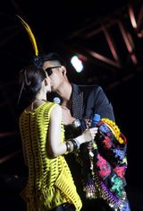 组图：范玮琪上海开唱 陈建州现身献热吻