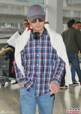 组图：谢霆锋返港休闲范儿 露笑容心情好