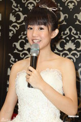 组图：郭书瑶征选MV男主角 白婚纱亮相纯洁美丽