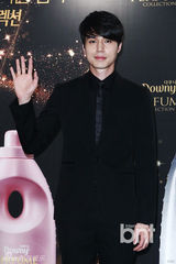 组图：李栋旭正装出席活动 闭目闻香神情迷人