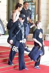 组图：麦当娜携子现身巴黎 大姐大派头十足