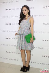 组图：杨幂穿碎花小洋裙披外套现身时尚活动