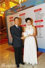 组图：杨紫萍爱心献唱 获封“大众健康形象大使” 