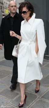 高清：维多利亚现身巴黎 面无表情造型冷艳