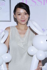 组图：陈炜出席活动否认与陈展鹏宿怨十年