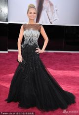 组图：第85届奥斯卡红毯-克里斯汀着透视露背裙