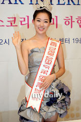 组图：韩国小姐河贤贞国际选美比赛夺冠举办发布会
