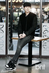 组图：朴海镇缺席《星星》庆功 独办记者会