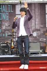 组图：方大同签唱会冰雕塔庆功 自称渴望海岛婚礼