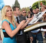 组图：蓝2首映布兰妮秀八字奶 凯蒂苗条赢肥甜