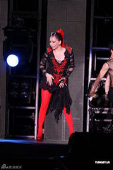 组图：阿妹身著爆乳装开唱 歌迷现场点唱饱耳福