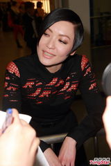 组图：田蕊妮开嗓献声慈善紧张 美艳似郑秀文