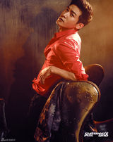 组图：陆毅登封面风度翩翩 魅惑眼神别样性感