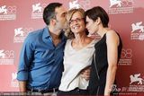 组图：《夜幕降临之时》发布会 导演获主演献吻