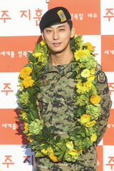 高清图：韩星朱智勋正式退役 500粉丝不畏严寒迎接