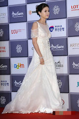 组图：釜山电影节开幕 池成媛白色长裙亮相红毯