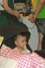 组图：蔡少芬一家三口现身书展 自谦无出书才华