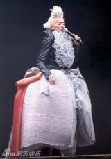 策划：回顾梅艳芳经典舞台 百变造型成传奇