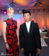 组图：夏雨小跑过红毯 向影星推介名玩名吃