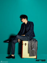 组图：朴海镇首登内地杂志封面 红衫显暖男风范