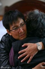 组图：《谁来伺候妈》李崇霄彭玉母子情深