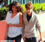 贾斯汀比伯与戈麦斯恋情升温 小正太高调秀恩爱(图)