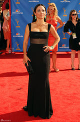 高清图：朱莉娅-刘易斯-德利法斯翡翠耳环点睛