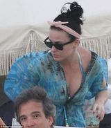 水果姐超低胸比基尼度假 不停放空思念男友(图)