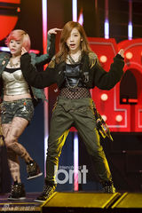 组图：少女时代录制《MCD》变嘻哈战士夺冠