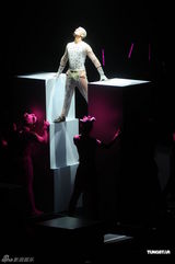 组图：郭富城圣诞开唱引疯狂 熊黛林全场现身支持