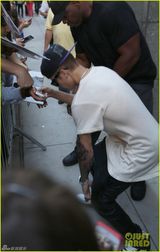 组图：比伯秀新玫瑰纹身与粉丝合照摆酷