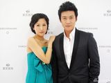 组图：陆毅携鲍蕾亮相秀恩爱 为爱妻深情戴钻戒