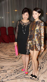 组图：李晨周冬雨等助阵某时尚活动颁奖礼