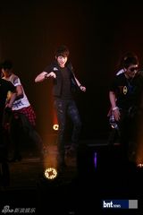 组图：朴施厚巡回见面会日本启动 苦练歌舞谢粉丝