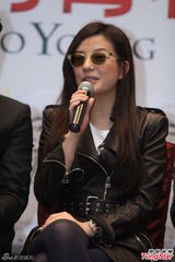 组图：赵薇戴墨镜携《致青春》素服低调宣传