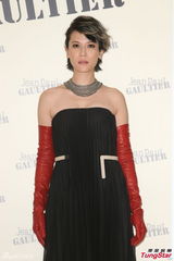 组图：杨乃文弃摇滚风露香肩 12月推出新专辑