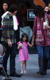 幻灯图集：小苏瑞随父母上街 天凉也要秀时尚