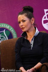 组图：泽塔琼斯头戴红花亮相高尔夫明星见面会