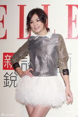 组图：Ella透露婚礼只请至亲好友 着天鹅裙洋溢幸福